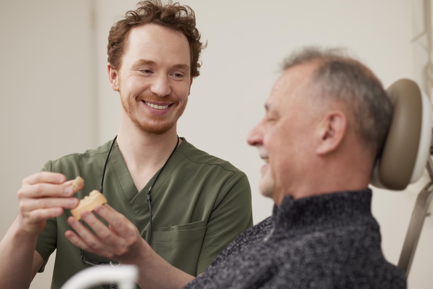 Zahnarzt Stefan Richert im Beratungsgespräch in der Praxis